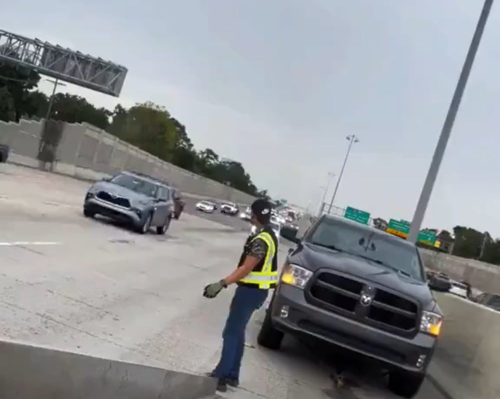 Tow truck driver shows how dangerous it is to tow on the highway. ⚠️