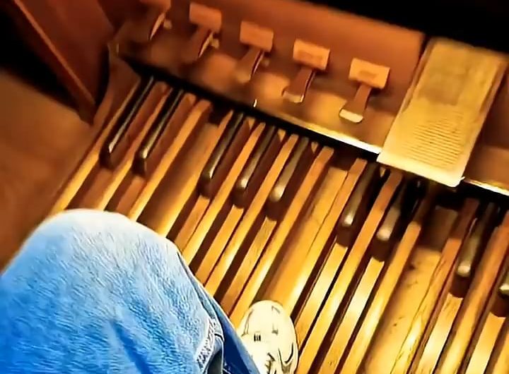 Turning off a church organ mid play sounds like something from a horror movie.
