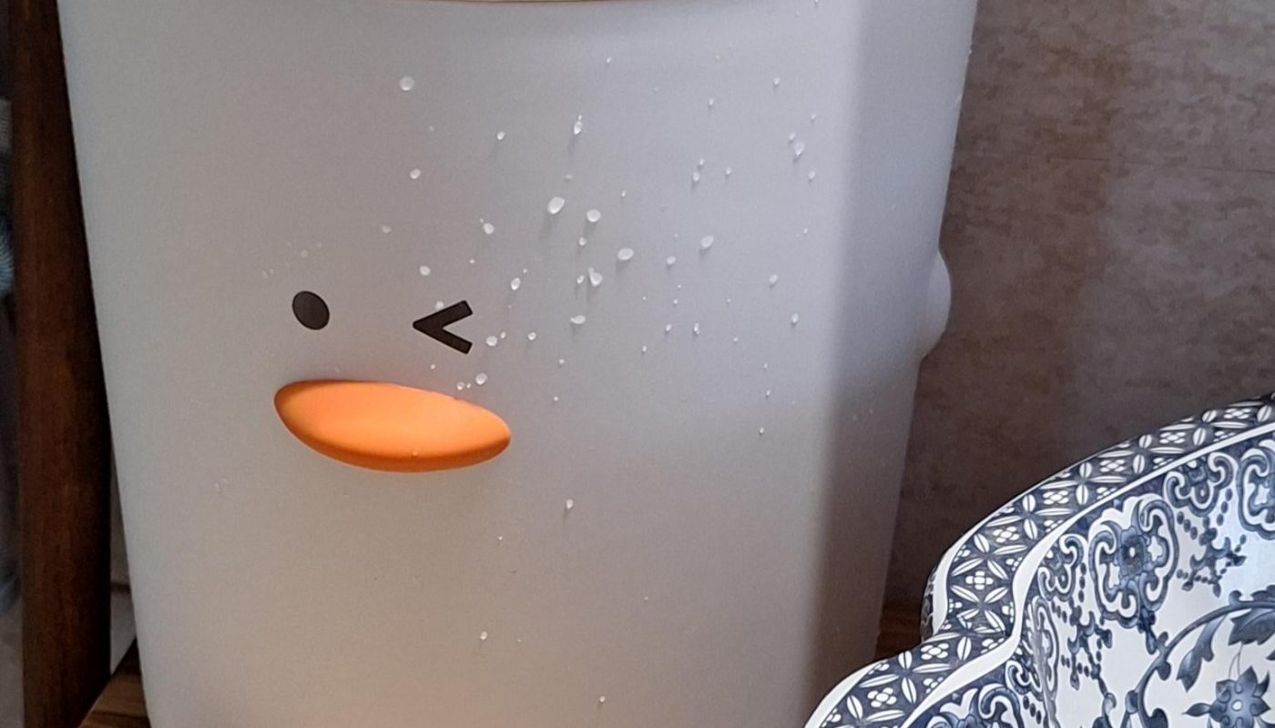 We got a winking duck bin for the bathroom but everytime we wash our hands it looks like we're bothering it with the splashback
