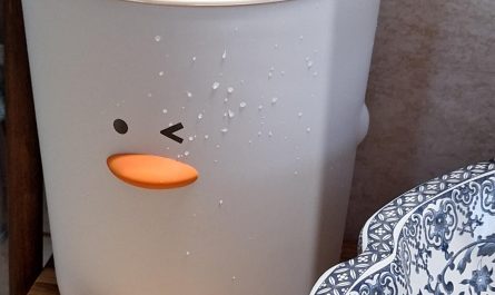 We got a winking duck bin for the bathroom but everytime we wash our hands it looks like we're bothering it with the splashback