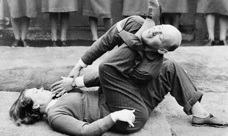 Woman from the Women’s Auxiliary Air Force (WAAF) shows new recruits self defense, 15 of January 1942.