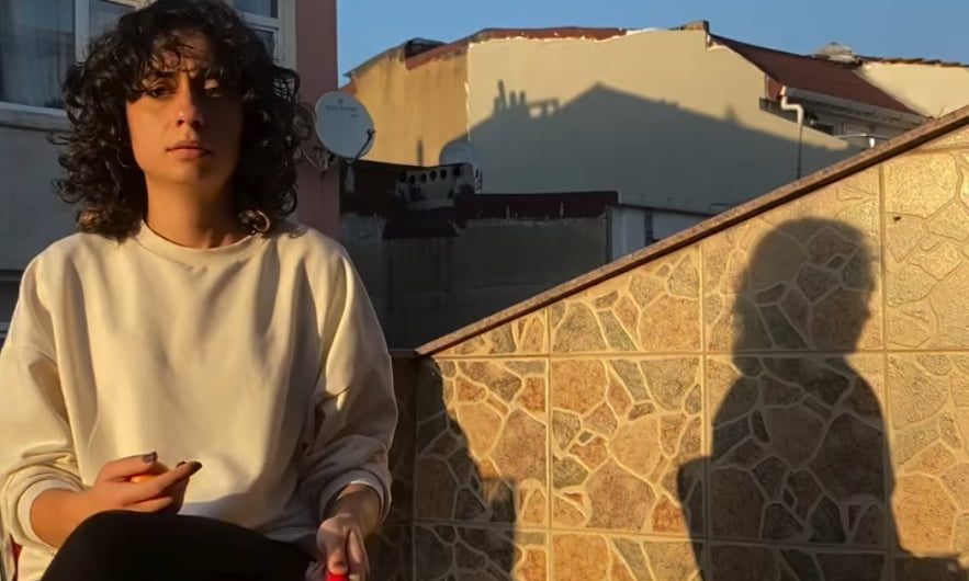 she uses a knife expertly