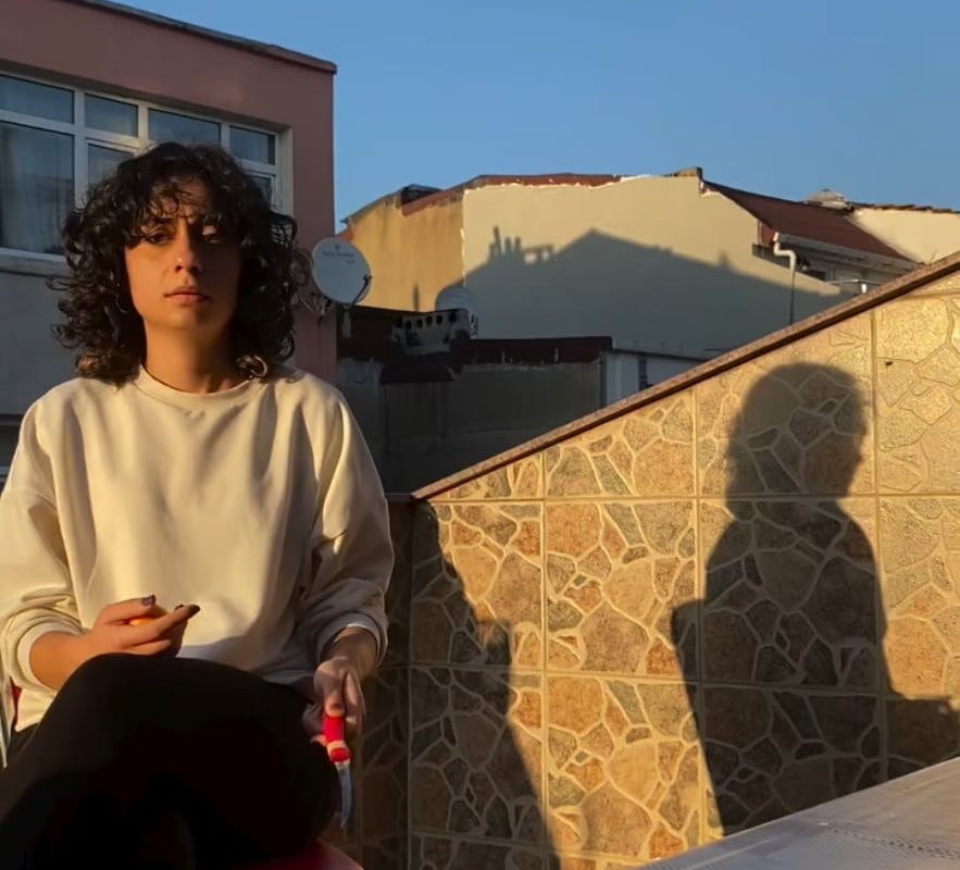 she uses a knife expertly