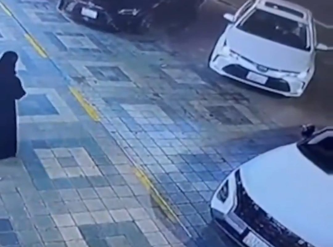 A girl in Saudi Arabia saved a family from an accident after the car owner forgot to park properly, leaving a mother and her children inside.