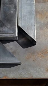 Angular joint geometry