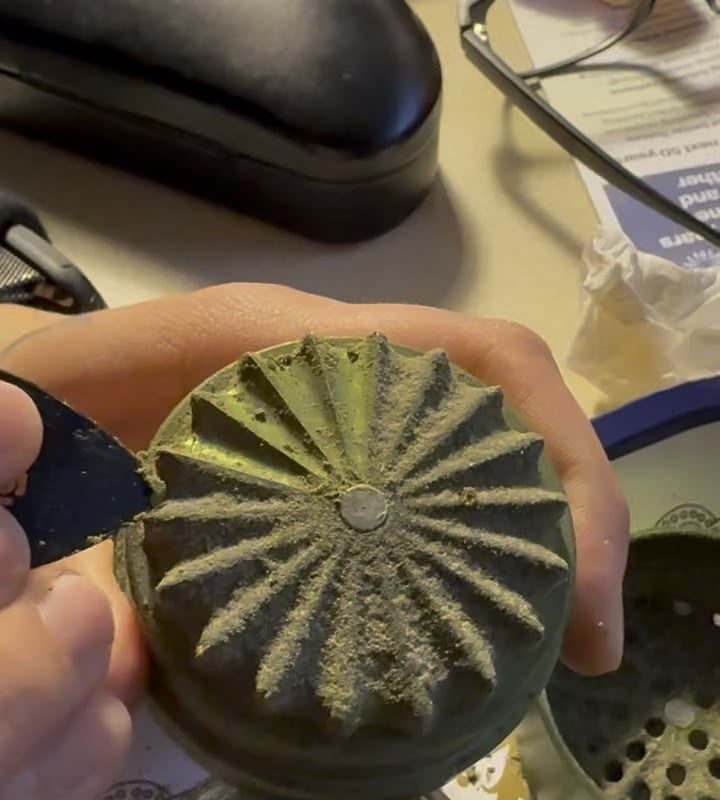 Attempting to clean my brother’s grinder (OC)