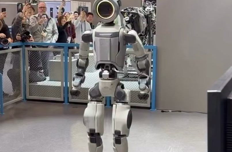 Boston Dynamics humanoid robot pulls off a backflip, then recovers after losing its balance.