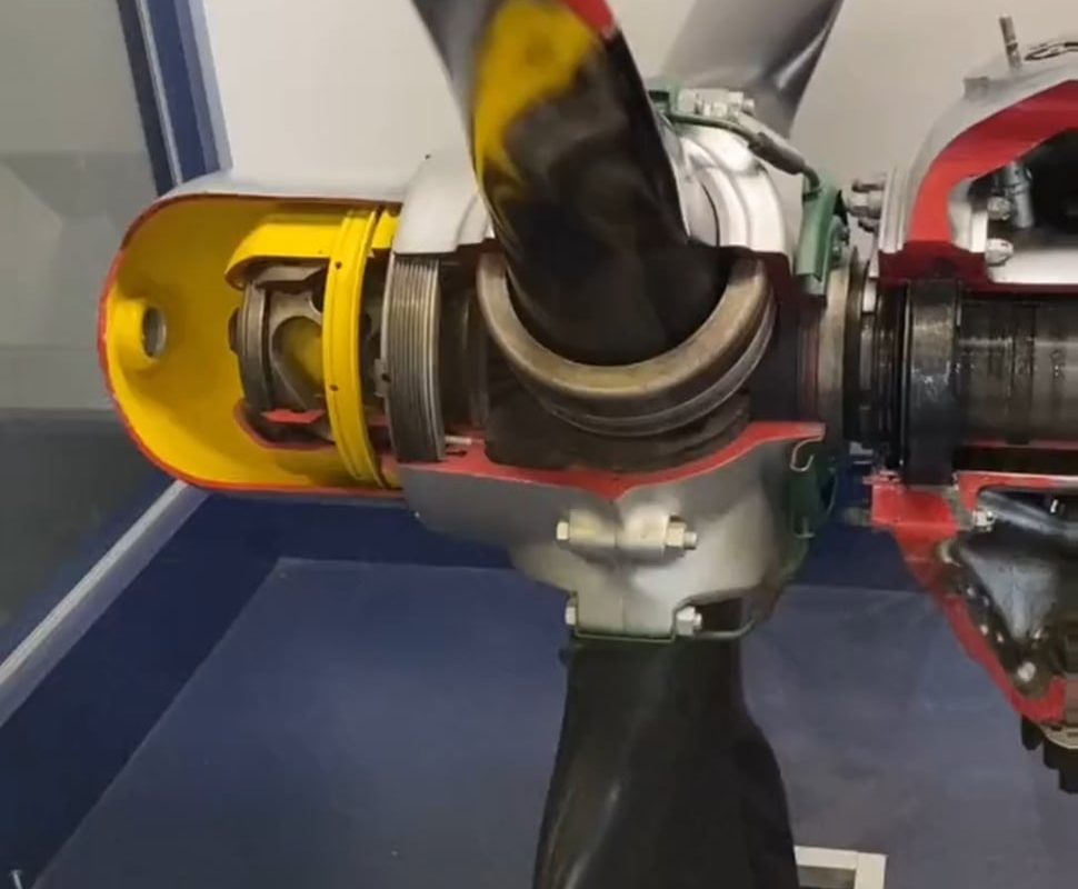 Cutaway of an air-cooled radial aircraft engine (1937)