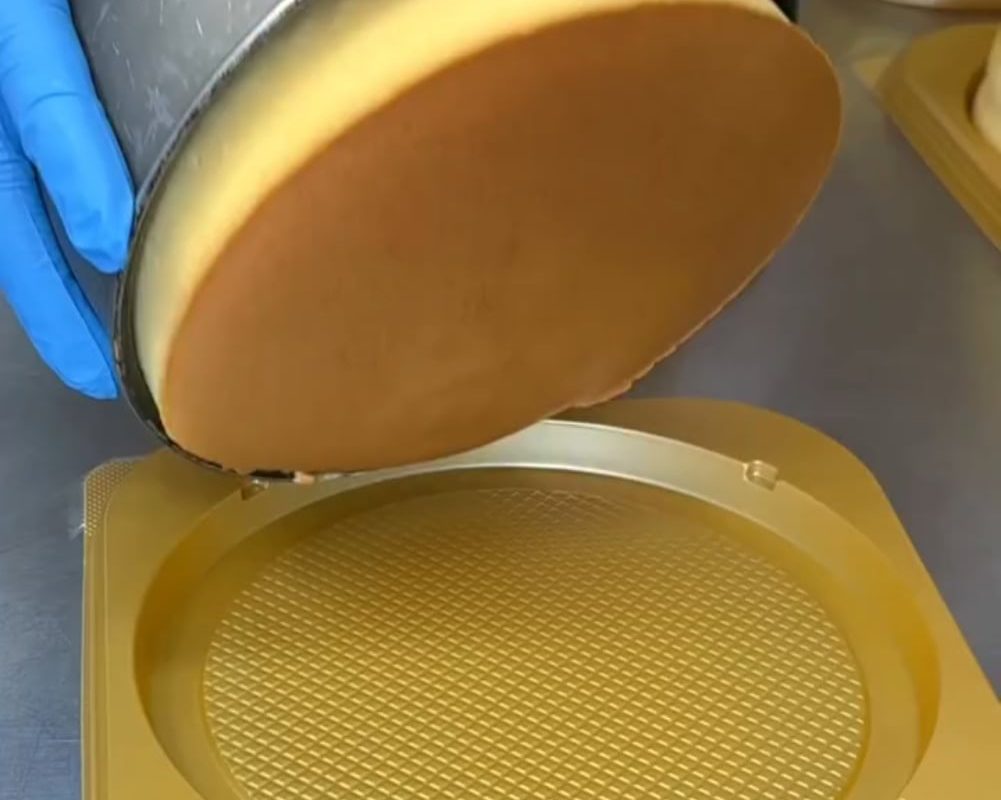 Fluffy soufflé cheesecakes wiggle