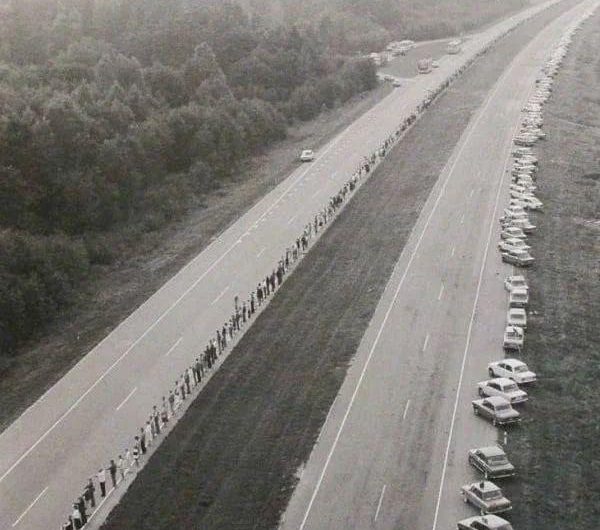 From @fasc1nate on X. On 23 August 1989, about 2 million people from Latvia, Estonia and Lithuania formed a human chain that united all 3 countries to show the world their desire to leave the Soviet Union.