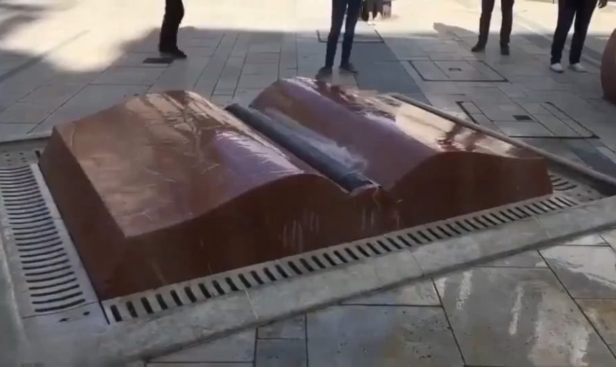 In Budapest, there is a fountain that looks like an open book. At regular intervals, a sheet of water curves to one side to give the illusion of a page being turned