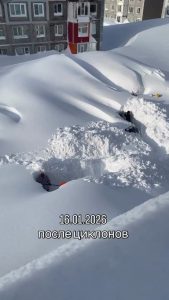 Kamchatka peninsula in the far east of Russia is currently buried under a massive white blanket. A record-breaking blizzard dumped tons of snow on the region, burying houses and cars under drifts up to 3 meters high. Locals are literally digging tunnels just to get out of their front doors.