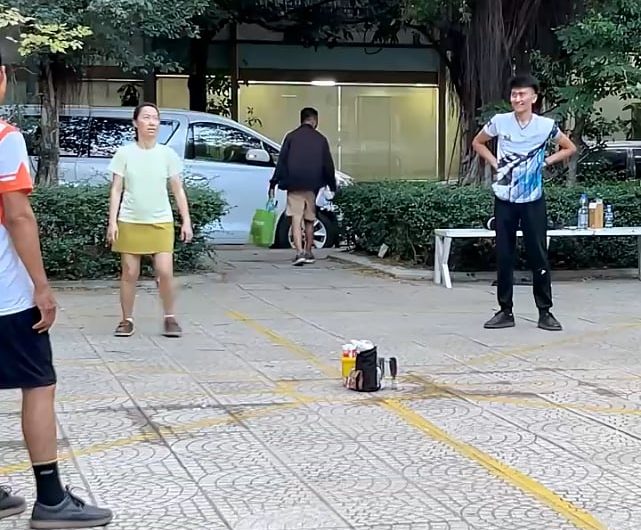 Kicking a shuttlecock around a circle