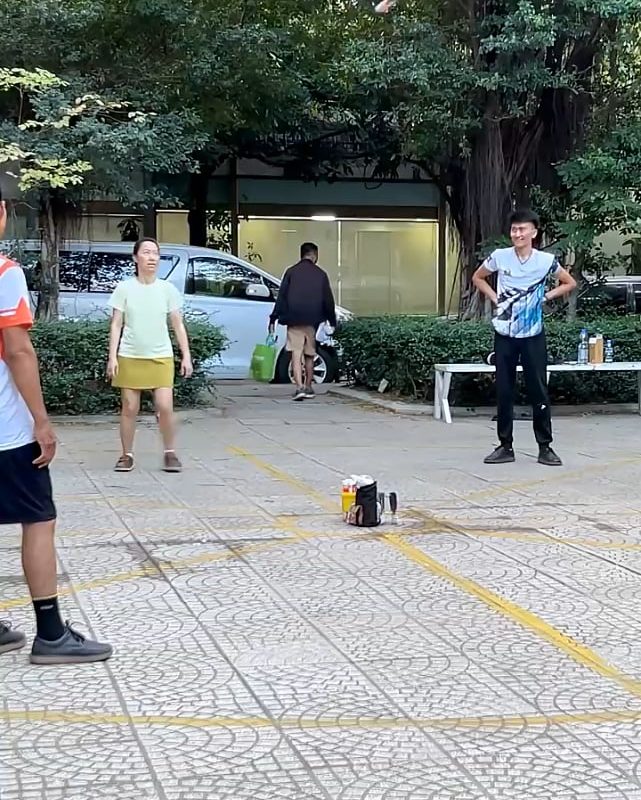 Kicking a shuttlecock around a circle