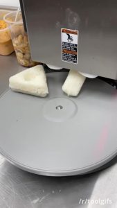 Making onigiri with this automated machine