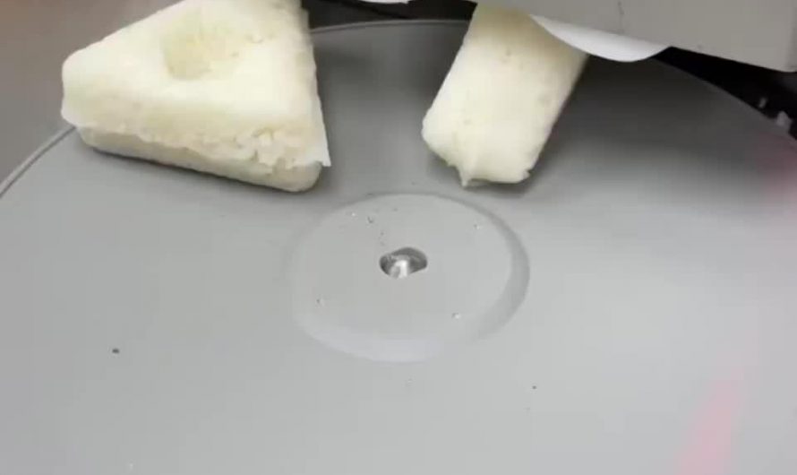 Making onigiri with this automated machine