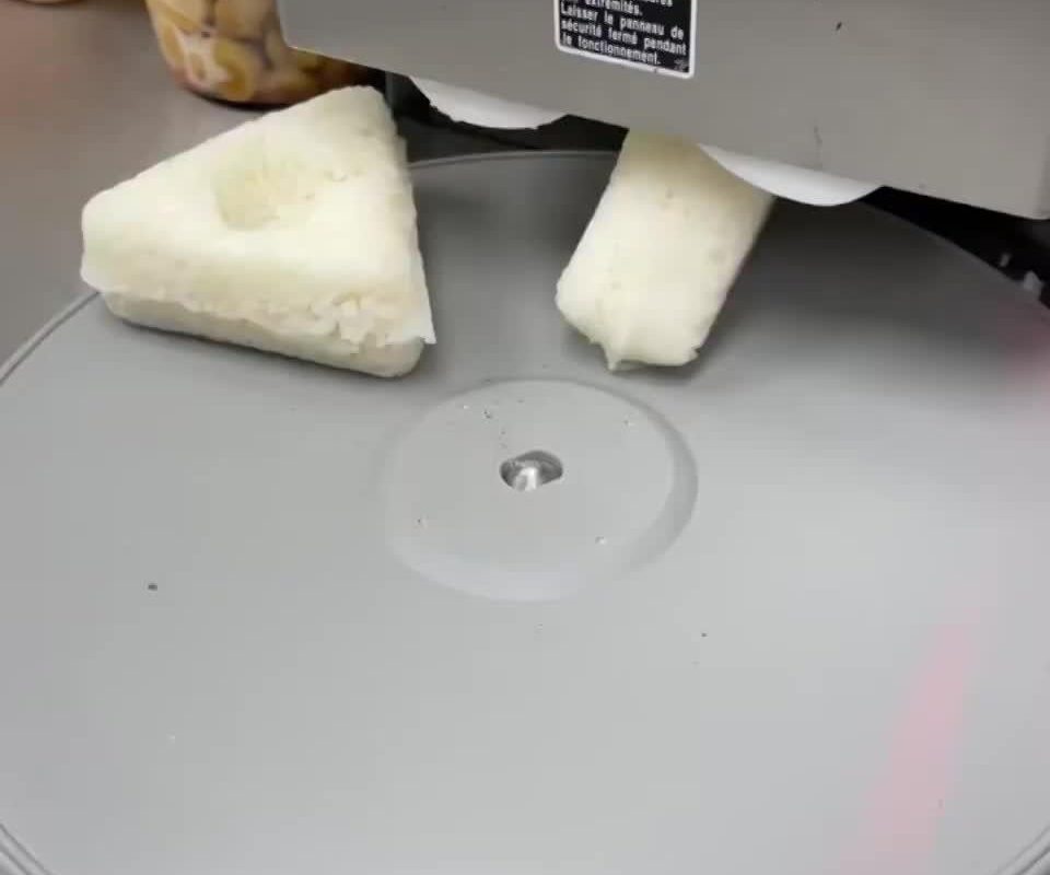 Making onigiri with this automated machine