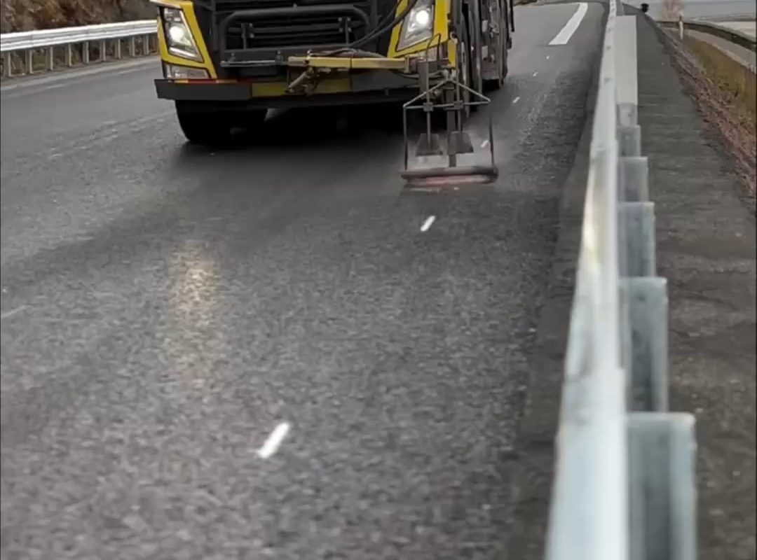 Road marker with heat preparation