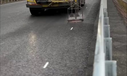 Road marker with heat preparation