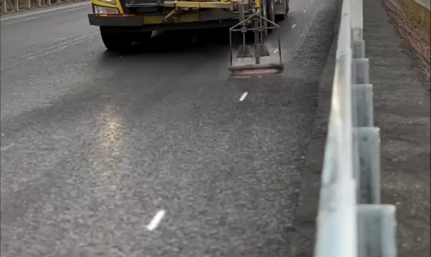 Road marker with heat preparation