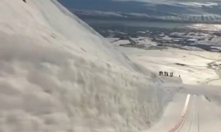 Ryōyū Kobayashi getting huge air as he breaks the world record for the longest ski jump