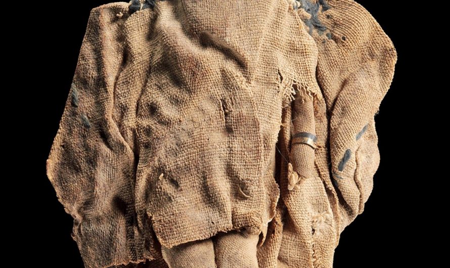 Textile Doll from Roman Egypt, c.100-200 CE: this doll is nearly 1,900 years old, and it’s decorated with real human hair, gold jewelry, gilded leather cuffs, and embroidered linen