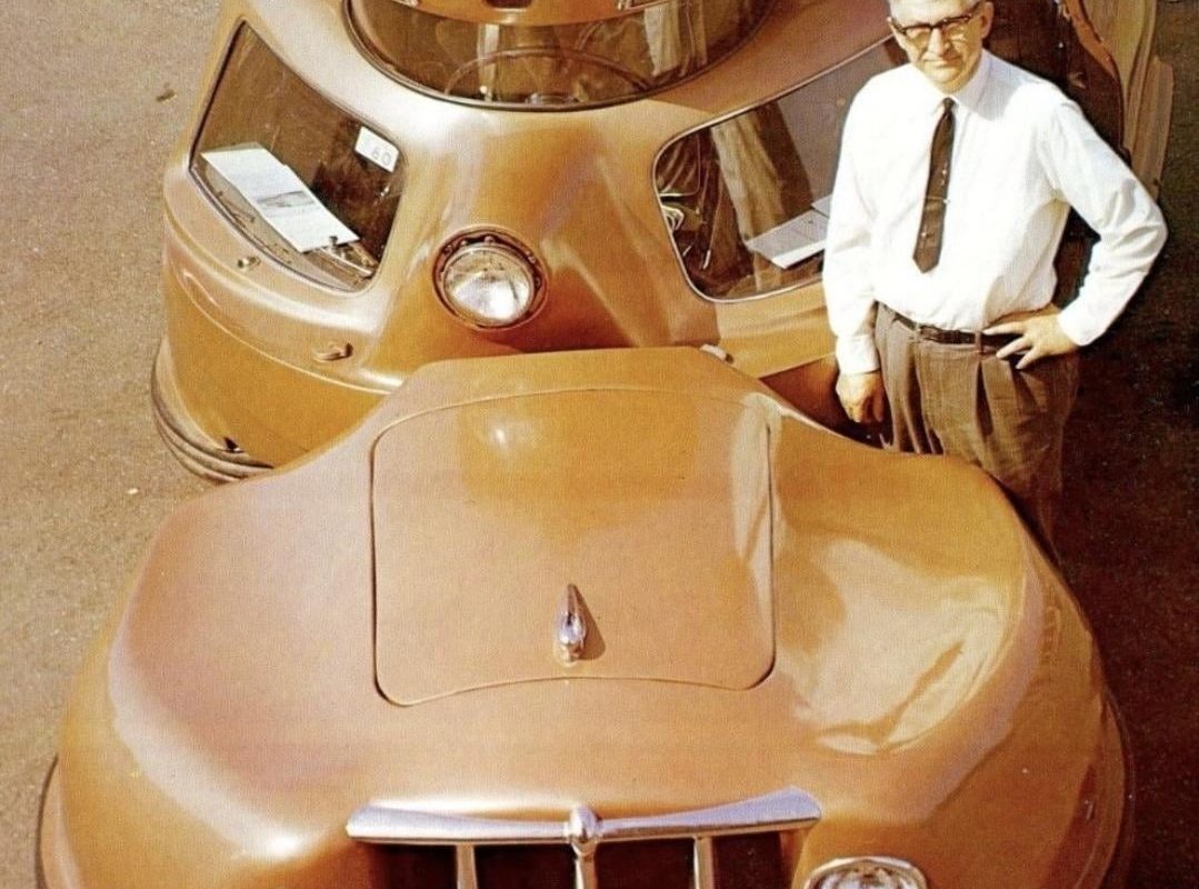 The 1958 Sir Vival: A safety experiment featuring a split chassis and a "driver turret" for 360° vision. It looked like two halves chained together