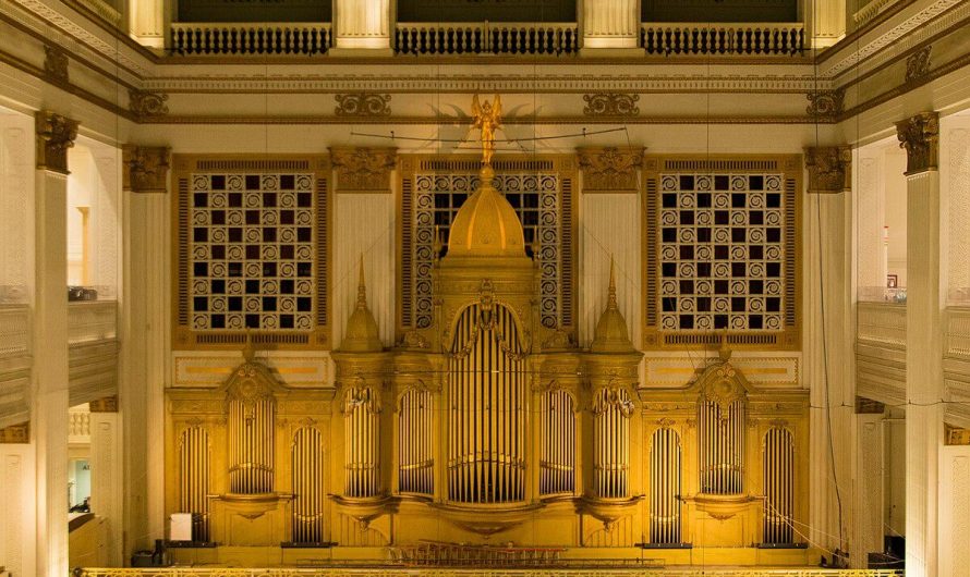 The Wanamaker organ in Philadelphia, PA is the largest in the world and has over 28,000 pipes.