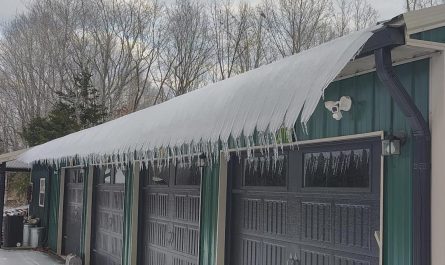 The way these icicles formed on this roof
