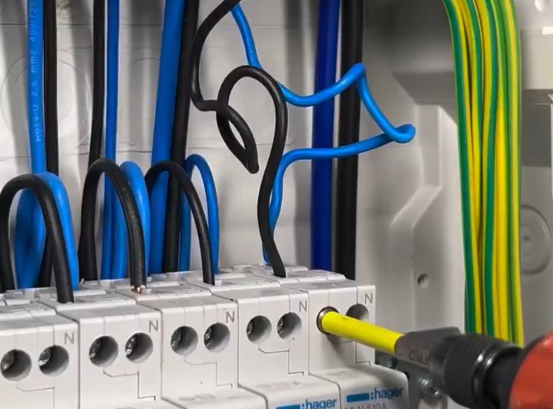 This guy's wiring skills is truly next level