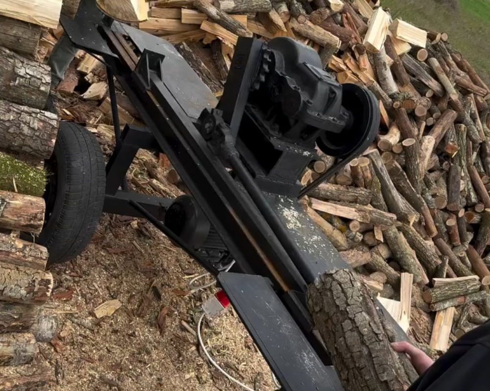 Two-sided wood splitter at work