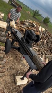 Two-sided wood splitter at work