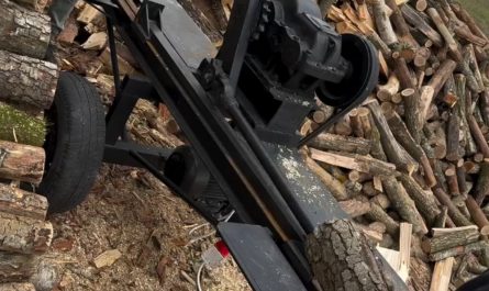 Two-sided wood splitter at work