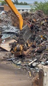 1400 tons crushing a loader