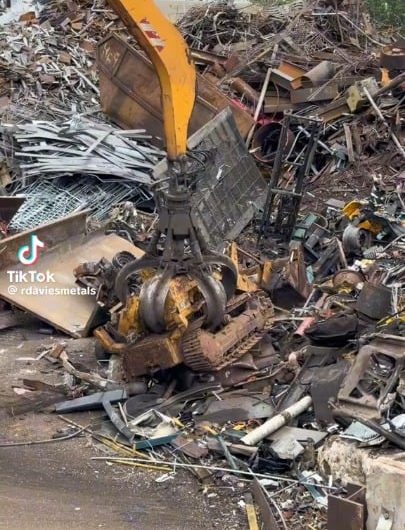 1400 tons crushing a loader