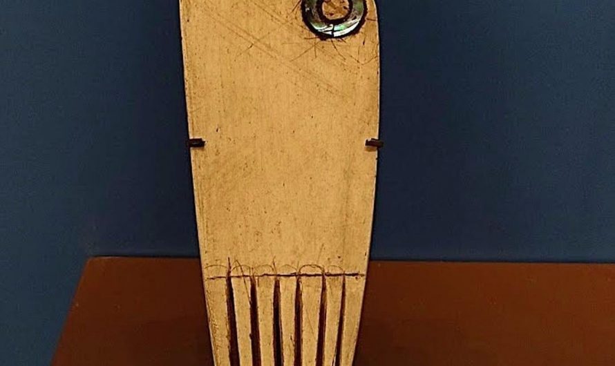 19th-century Heru made from whalebone and paua shell. Heru (ornamental combs) were traditionally used by Māori men to fasten their long hair, 19th-century Heru made from whalebone and paua shell. The Heru carvings that represented ancestral connections or protective spirits.