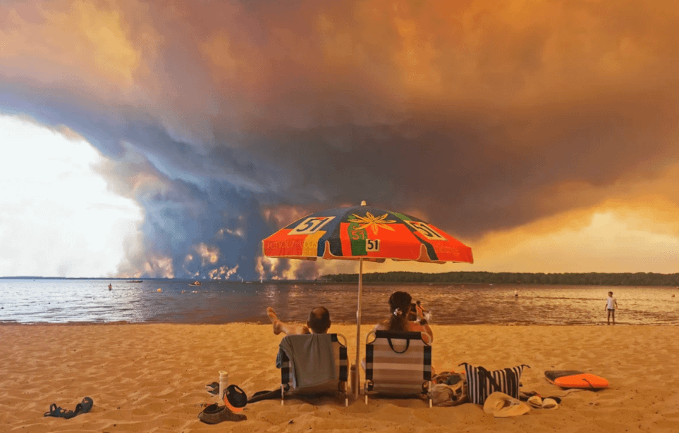A couple in deep contemplation of the fire ravaging Cap Ferret, France