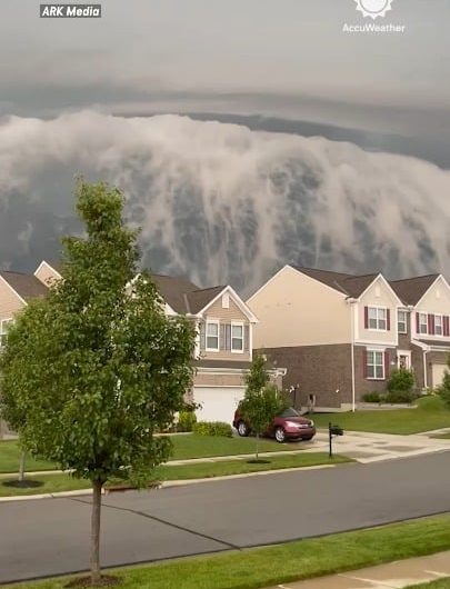 A massive shelf cloud that looks terrifyingly like a tsunami