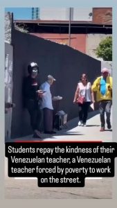 A retired Venezuelan teacher forced to sell sweets on the streets due to extreme poverty, before being recognized by his former students. They quickly launched a solidarity campaign to support him in his difficult circumstances.
