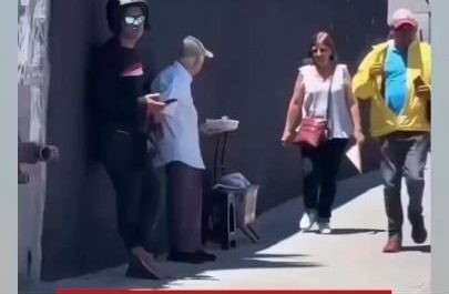 A retired Venezuelan teacher forced to sell sweets on the streets due to extreme poverty, before being recognized by his former students. They quickly launched a solidarity campaign to support him in his difficult circumstances.