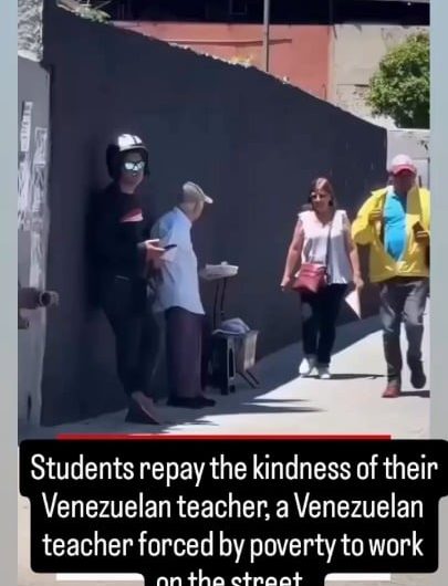 A retired Venezuelan teacher forced to sell sweets on the streets due to extreme poverty, before being recognized by his former students. They quickly launched a solidarity campaign to support him in his difficult circumstances.