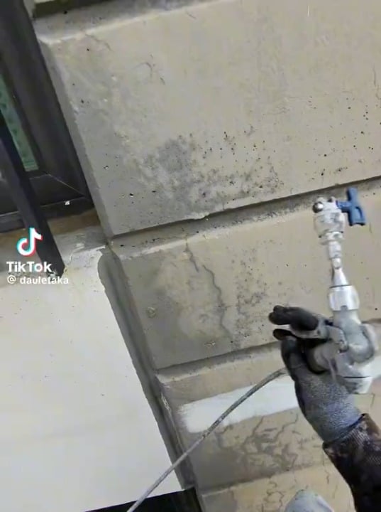 Airless paint spray