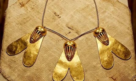 Ancient Egypt’s highest military honor wasn’t a lion or an eagle, but a Golden-Fly symbolizing relentless, unbeatable persistence.