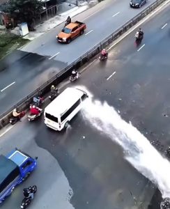 Bro saved alot of other drivers by shielding a broken pipe