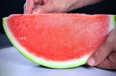 Carving detailed 3D figures out of watermelon slices
