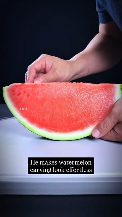 Carving detailed 3D figures out of watermelon slices