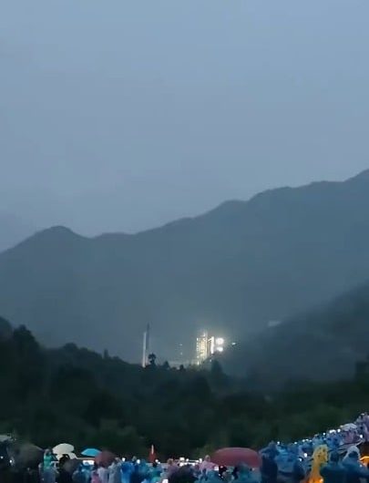Chinese Rocket gets struck by lightning.