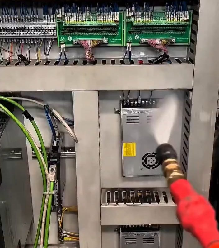 Cleaning electronics with hydrofluroether-based cleaner