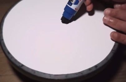 Creating a concentric marker pattern on a rotating surface