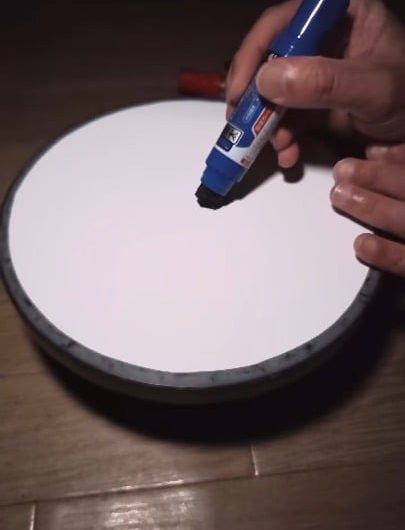 Creating a concentric marker pattern on a rotating surface